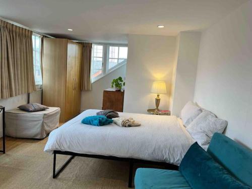 CB53 Tower Bridge Townhouse 2 bathrooms & Free parking — 4-Star Luxury Hotel in London, United Kingdom