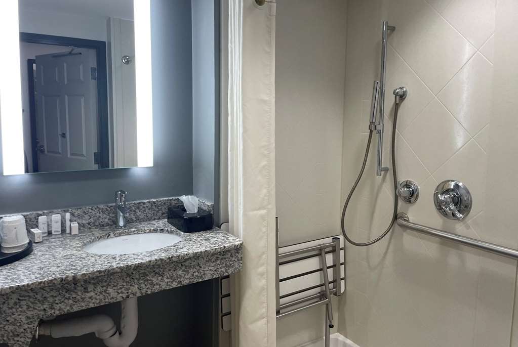 La Quinta Inn & Suites by Wyndham Tulsa Midtown - photo 10