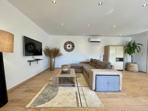 Villa La Paz ClimatisAce — 4-Star Luxury Hotel in Lezignan-Corbieres, France