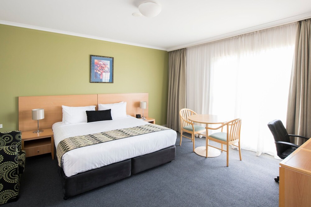 The Woden Hotel — hotel in Phillip