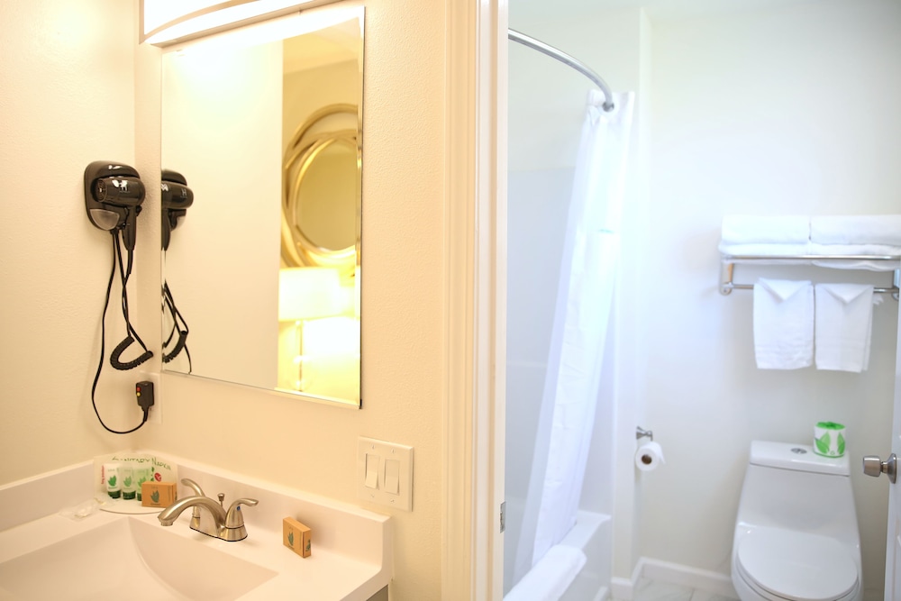 Travelodge by Wyndham Crescent City - photo 17