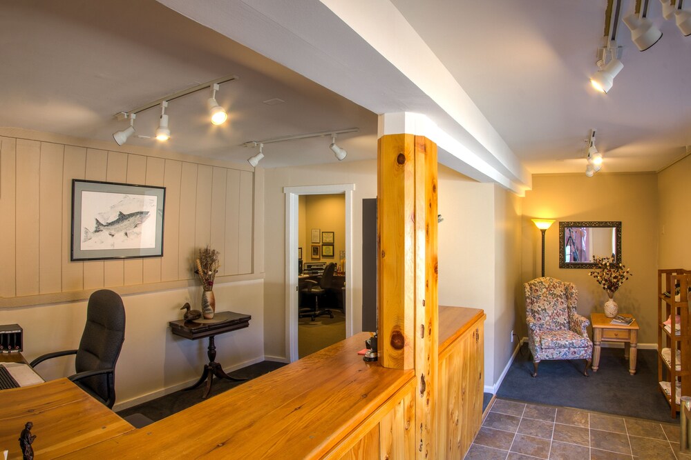Indian Creek Lodge - photo 3