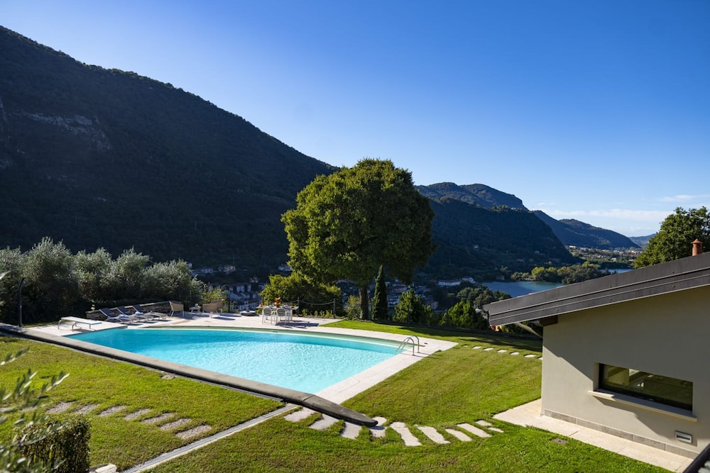 Villa Anna Lake View — 4-Star Luxury Hotel in Iseo, Italy