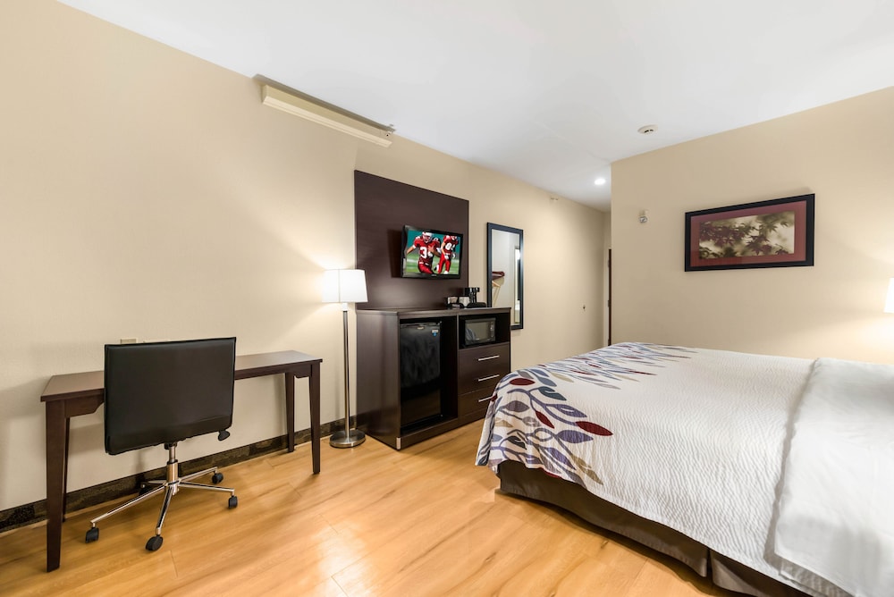 Econo Lodge Inn & Suites - photo 15