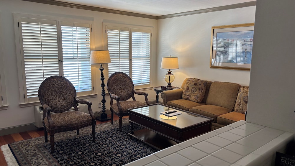 Cow Hollow Inn & Suites - photo 31