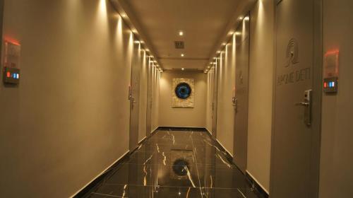 Arome Deti in Unknown City, Albania