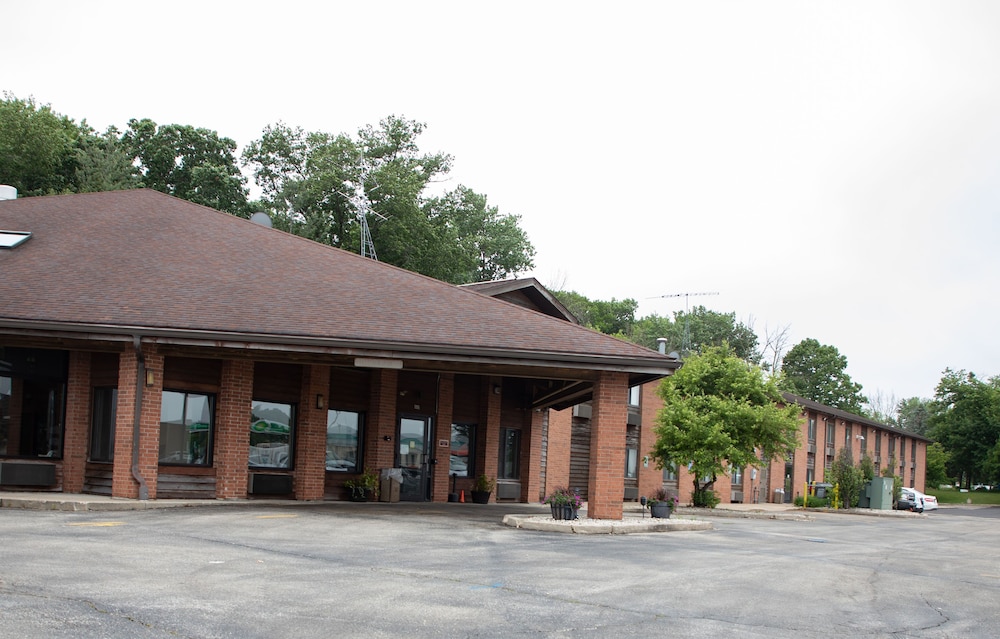 Lomira Inn and Suites - photo 16