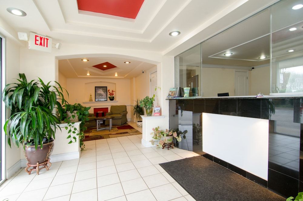 Econo Lodge Oyster Point - photo 26