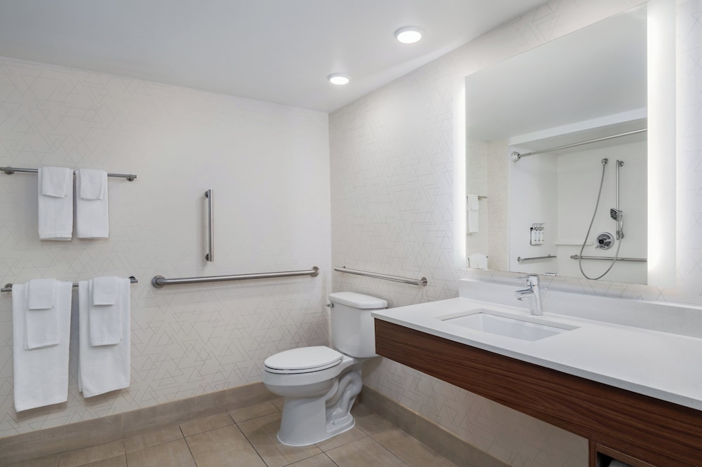 Holiday Inn Express Hotel & Suites Bentonville by IHG - photo 23