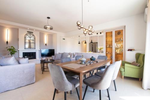 Sofias & Rolandos Luxury home — 4-Star Luxury Hotel in Perama, Greece