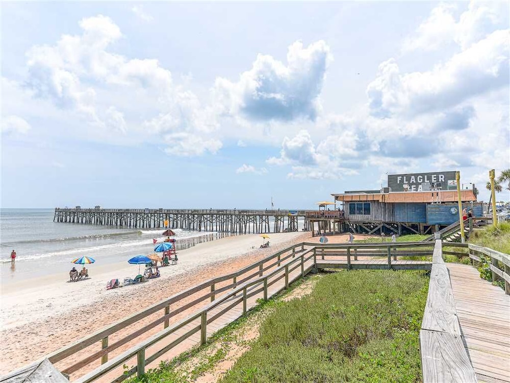Island Retreat Upper B Ocean Front 2 Bedrooms Sleeps 6 - photo 25