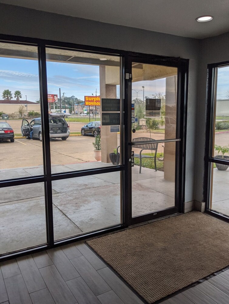 OYO Hotel Lake Charles Hwy 10 - photo 2