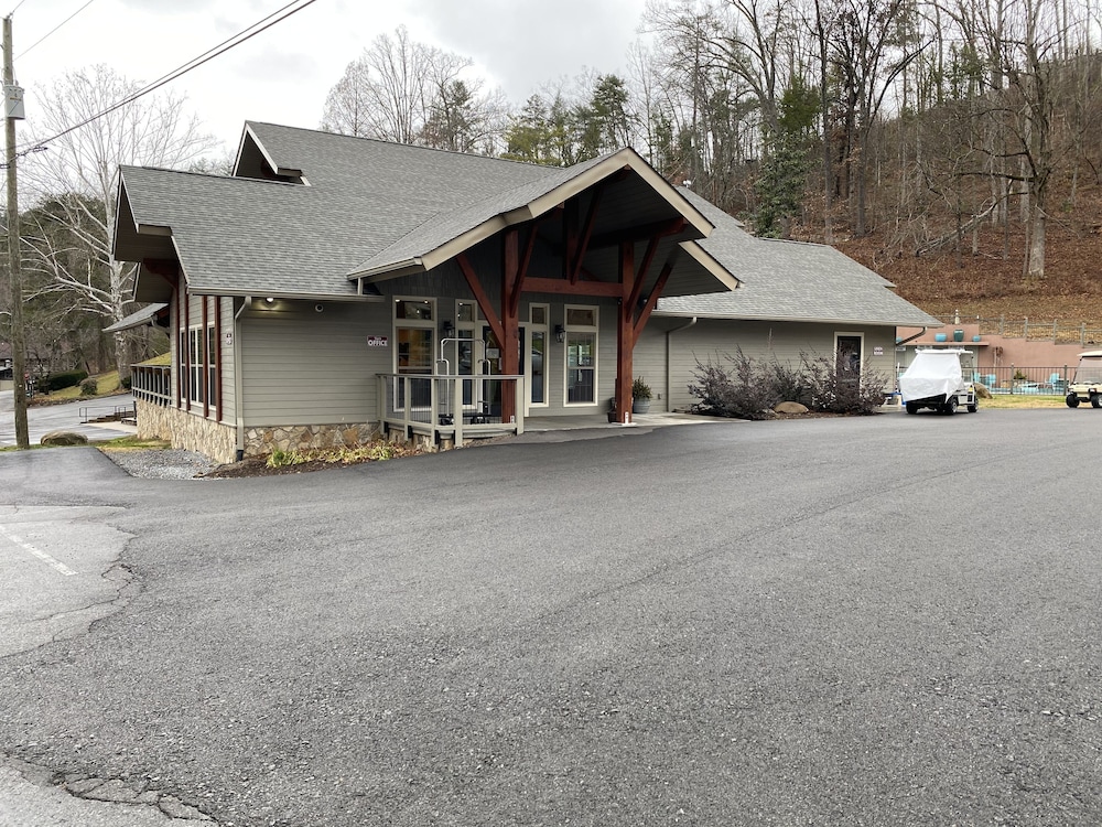 Carr's Northside Motel and Cottages - featured photo