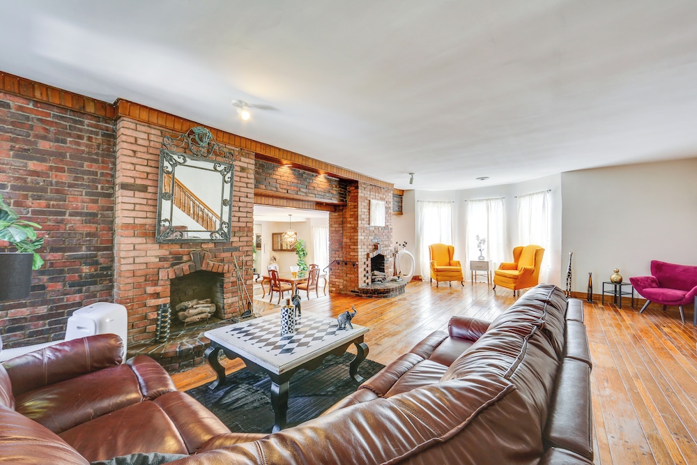 2 Mi to Dtwn Pittsburgh: Family friendly Townhome — 4-Star Luxury Hotel in Pittsburgh, United States