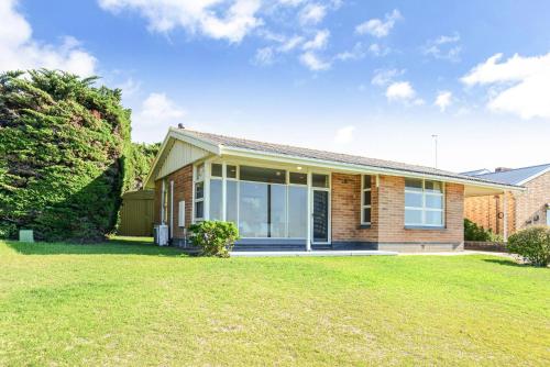 Battye Cottage Beautiful Sea Views All Year Round — 4-Star Luxury Hotel in Encounter Bay, Australia