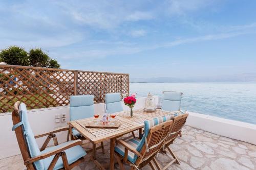 Evi's Seafront Hideaway Petalidi Cozy Nest — 4-Star Luxury Hotel in Messini, Greece