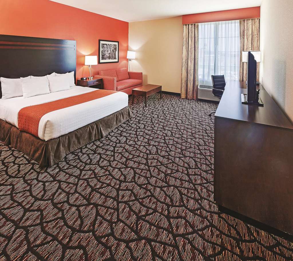 La Quinta Inn & Suites by Wyndham Pecos - photo 16