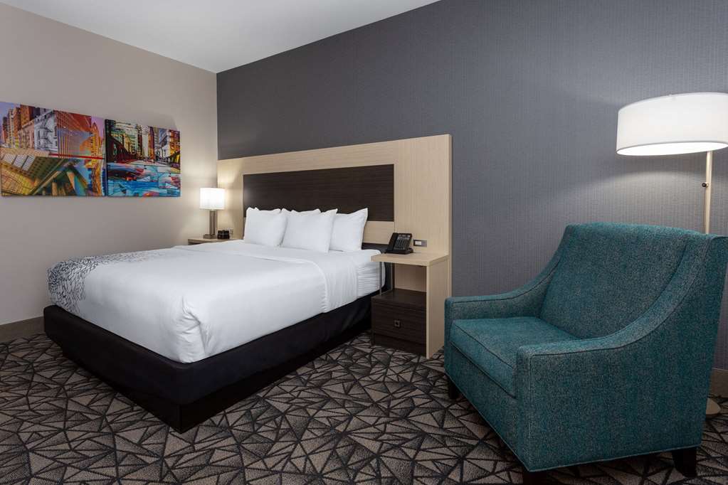 La Quinta Inn & Suites by Wyndham Shorewood - photo 13