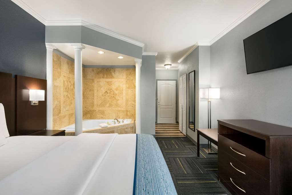 La Quinta Inn & Suites by Wyndham Dublin - photo 26