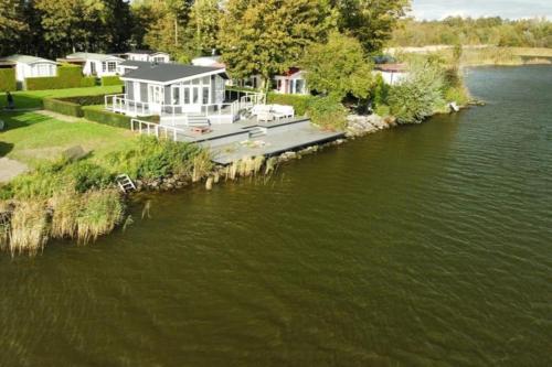 Chalet Aan ut water Elburg — 4-Star Luxury Hotel in Biddinghuizen, Netherlands