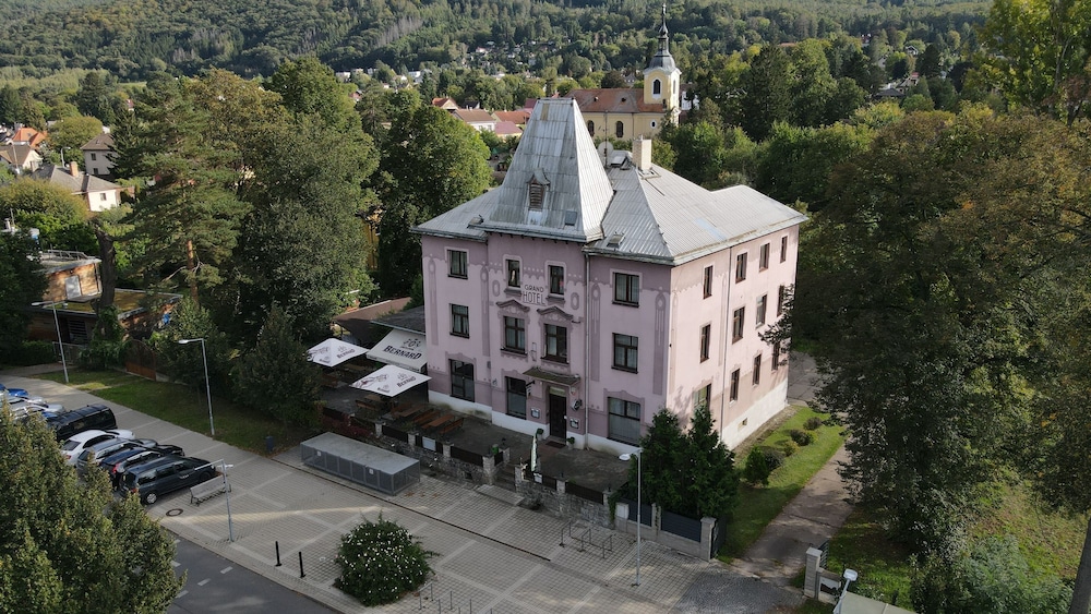 Hotel Grand - carbon neutral hotel in Revnice