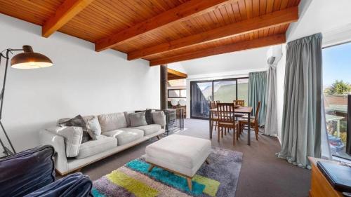 Queenstown Hill Mountain & Lake Views 10mins to City Centre 10mins to Airport in Queenstown, New Zealand