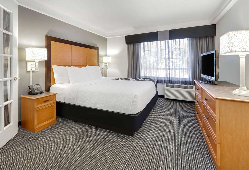 La Quinta Inn & Suites by Wyndham Dallas Addison Galleria - photo 21