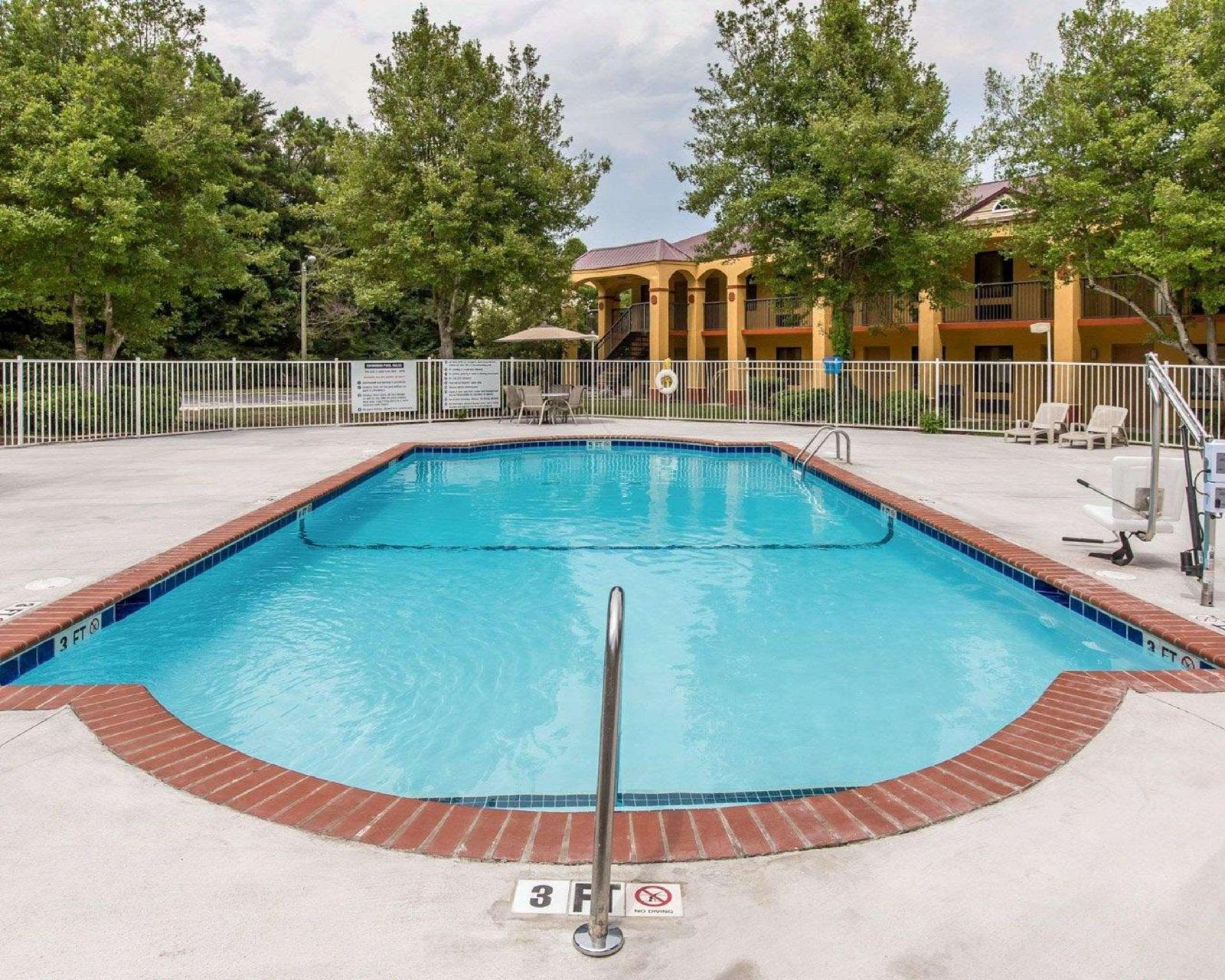 Econo Lodge — Dalton