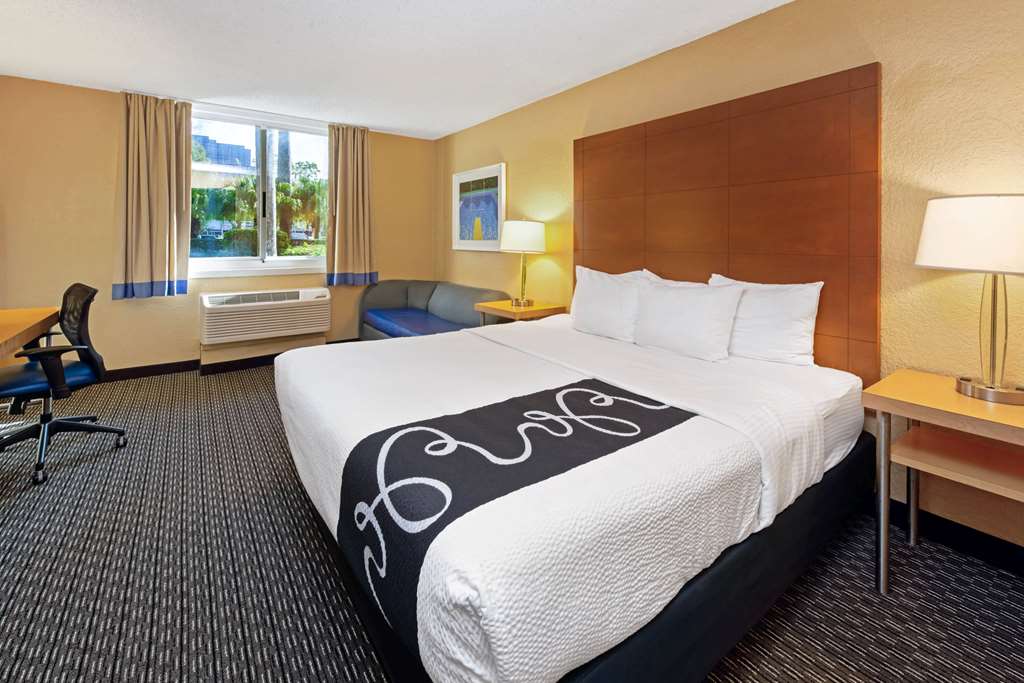La Quinta Inn & Suites by Wyndham Coral Springs South - photo 32