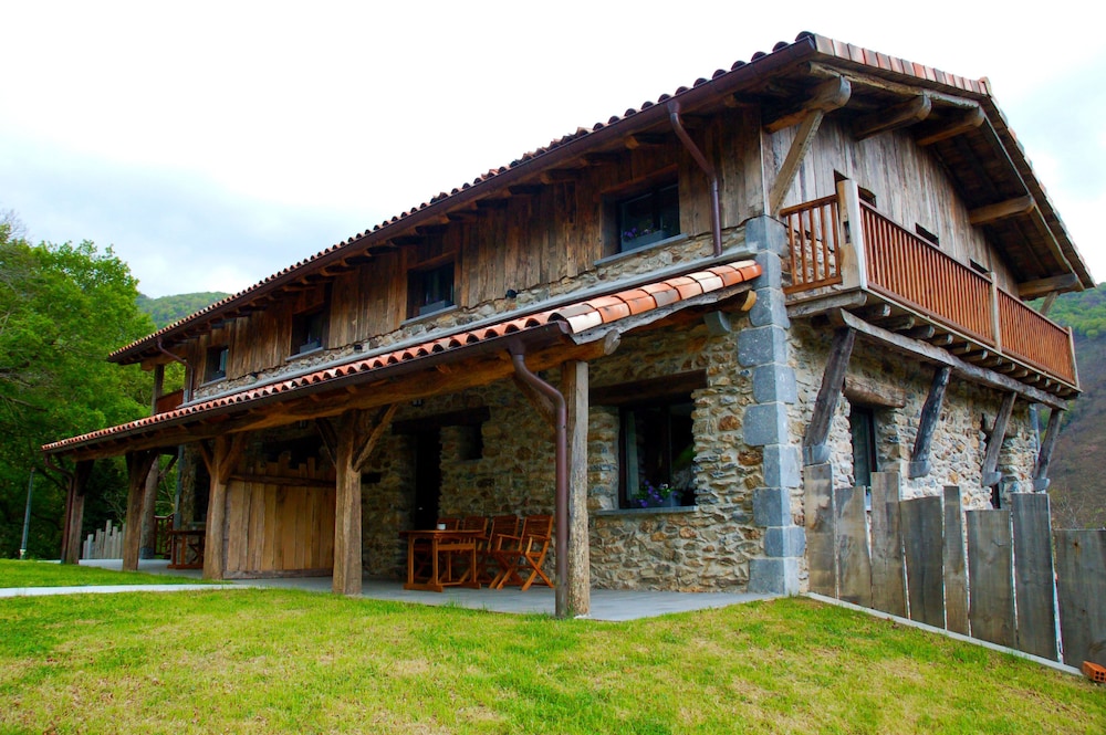 Arantza Apartamentuak — 4-Star Luxury Hotel in Arantza, Spain