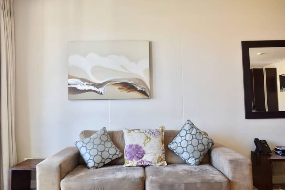 Relaxing 2 Bedroom Rockwell Apartment Suite