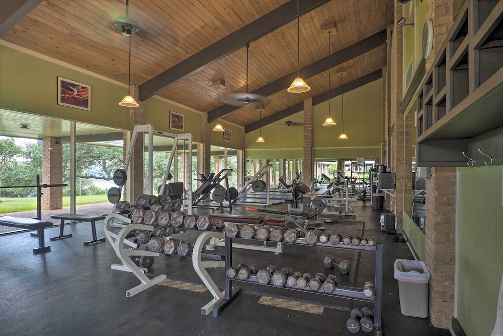 Modern Lake Travis Haven with Resort Amenities - photo 19