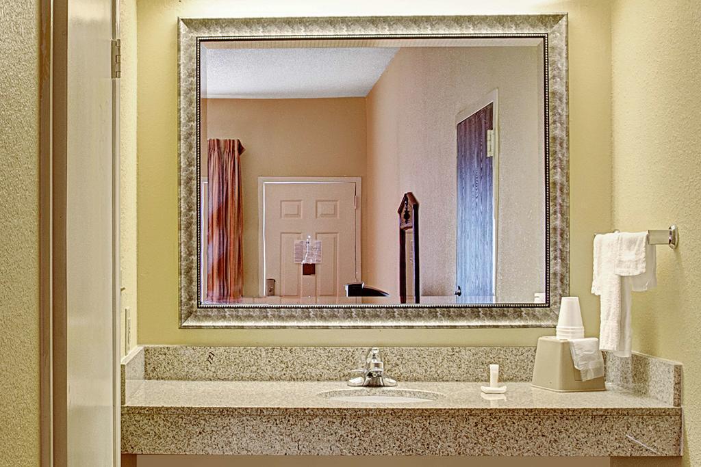 Americas Best Value Inn Memphis I 240 - photo 24