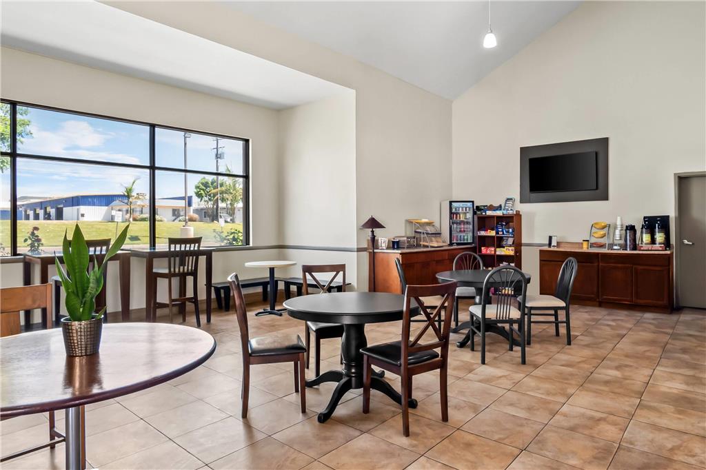 Days Inn by Wyndham Fontana Rialto - photo 19
