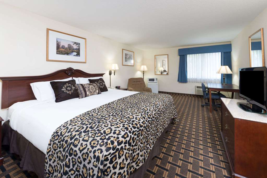 Baymont by Wyndham Osage Beach - photo 9