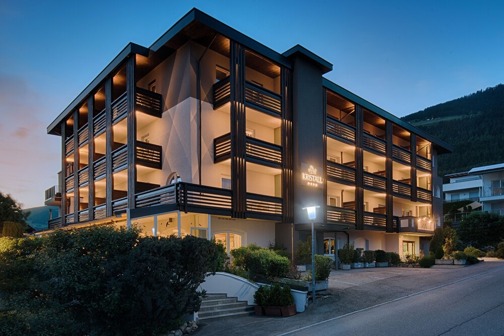 Hotel Kristall — hotel in Falzes