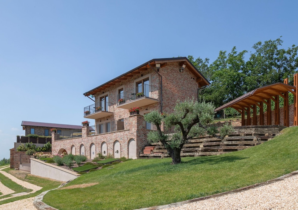 I Quattro Pozzi — 4-Star Luxury Hotel in La Morra, Italy