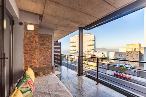 Chic Warehouse Style 1 bedroom Blouberg Beachfront 14 Manhattan