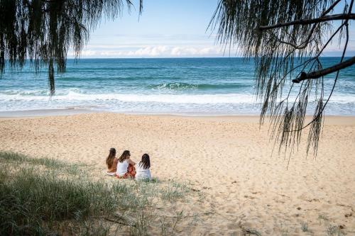 Coastal Getaway Across From Dicky Beach 17380340 — Caloundra