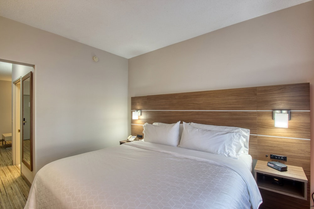 Holiday Inn Express Hotel & Suites Oshkosh by IHG - photo 22