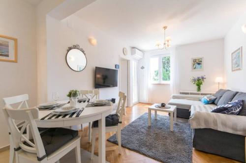 Flora three bedroom apartment near beach — 4-Star Luxury Hotel in Dubrovnik, Croatia