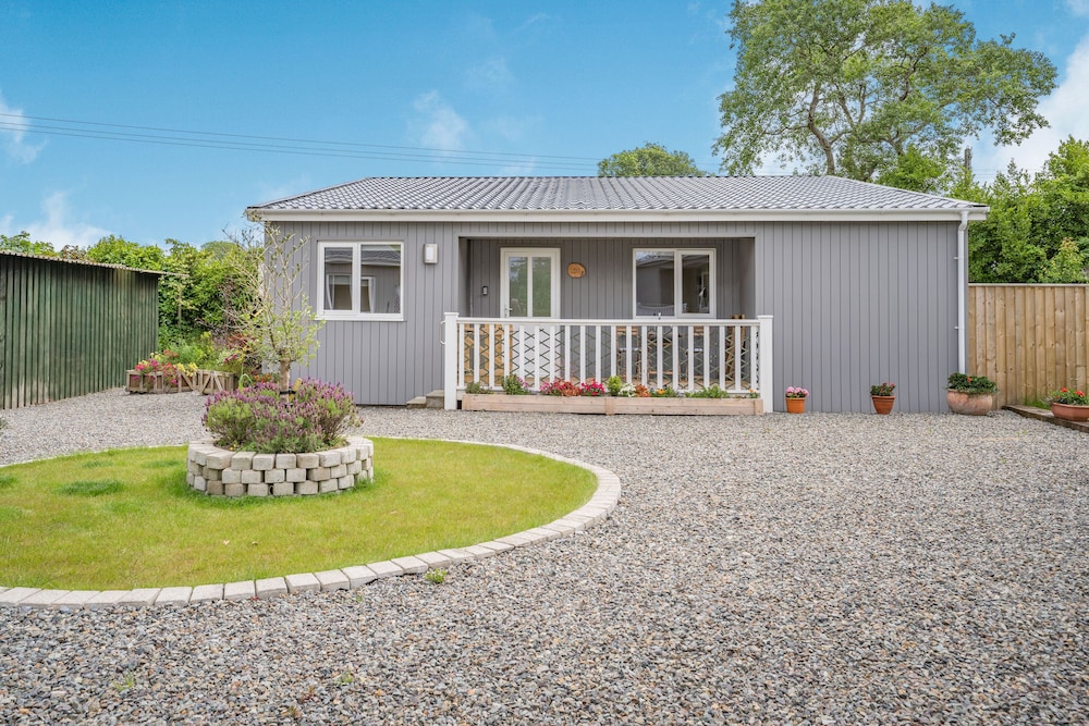 Caldey Lodge Bier Wood Lodges — 4-Star Luxury Hotel in Tenby, United Kingdom