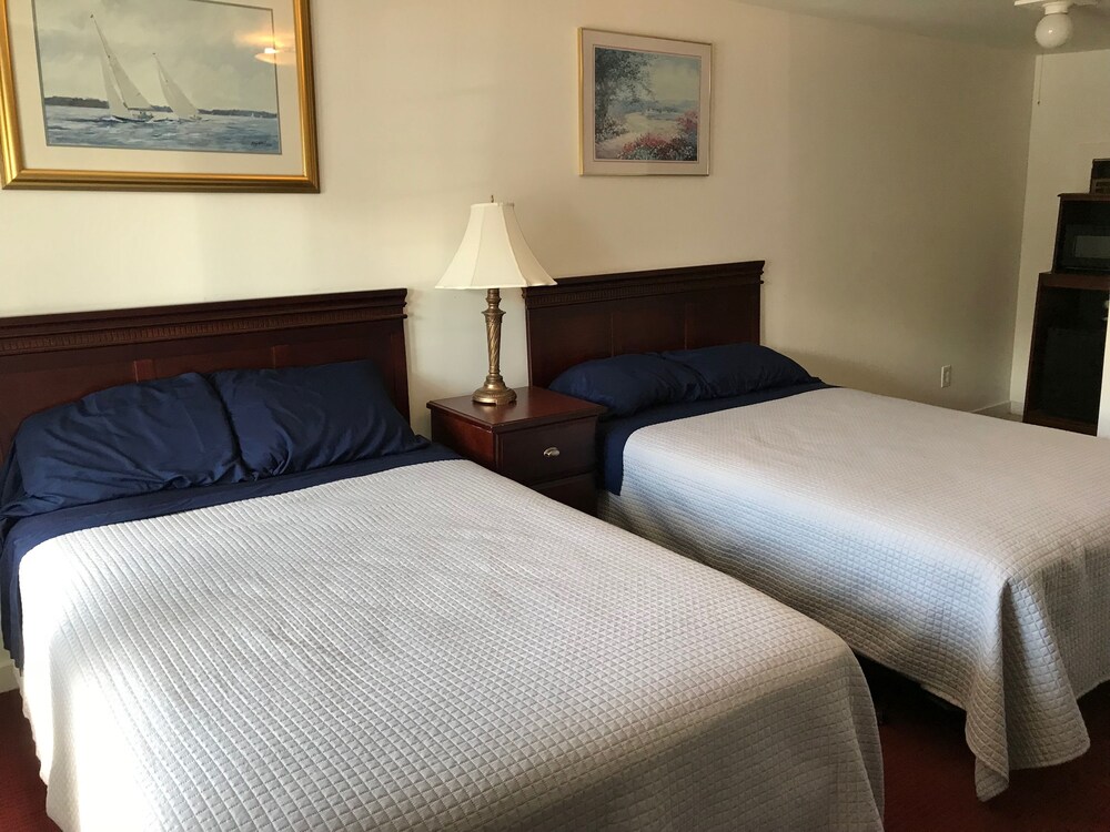 Admiral's Ocean Inn - photo 8