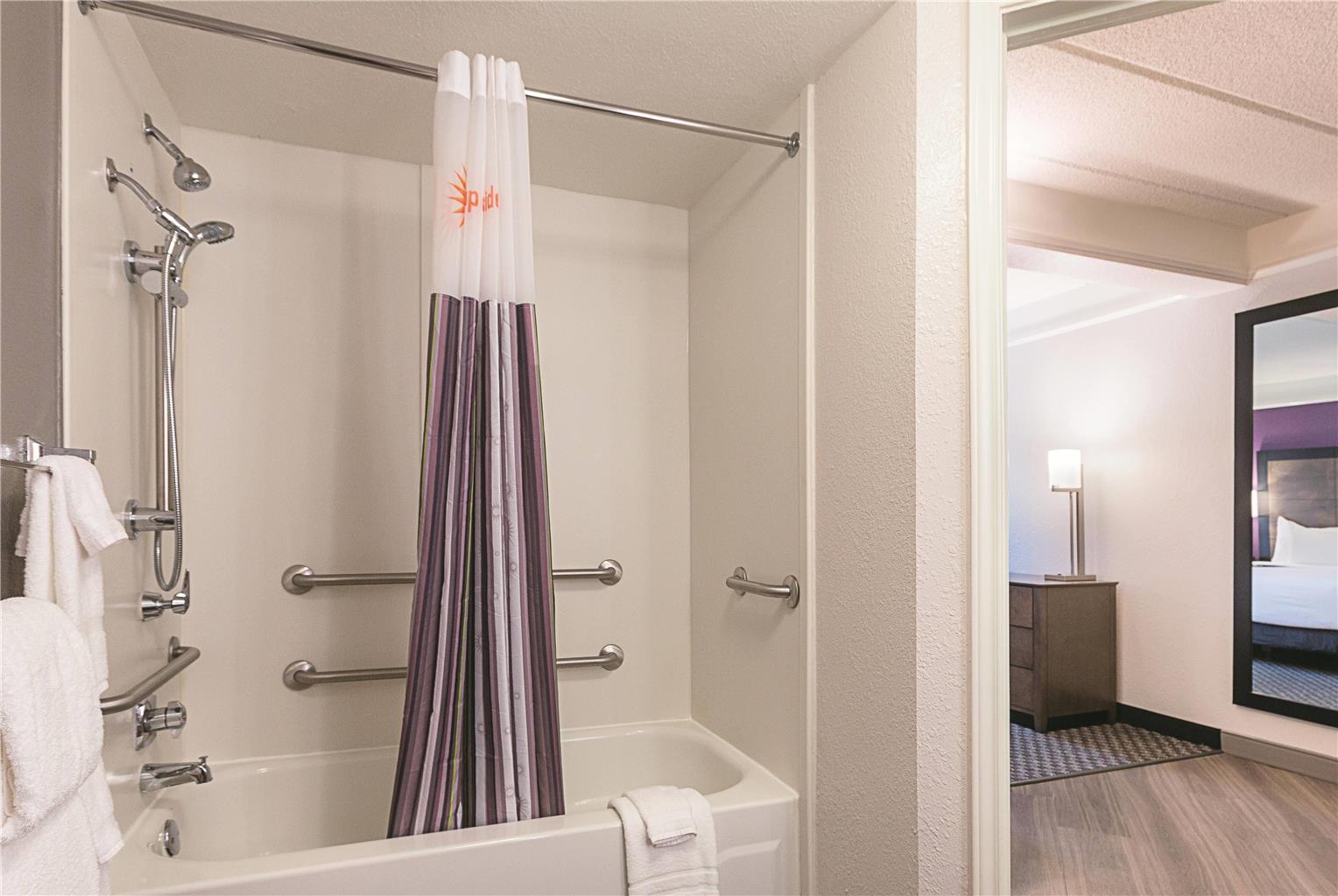 La Quinta Inn & Suites by Wyndham Atlanta Alpharetta - photo 22