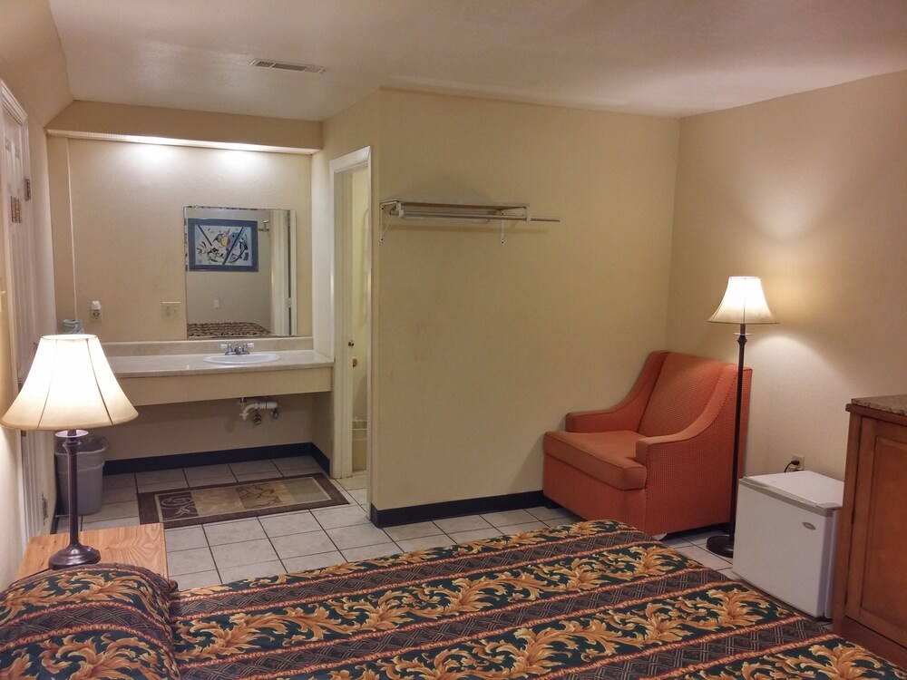 Country Regency Inn & Suites - photo 33