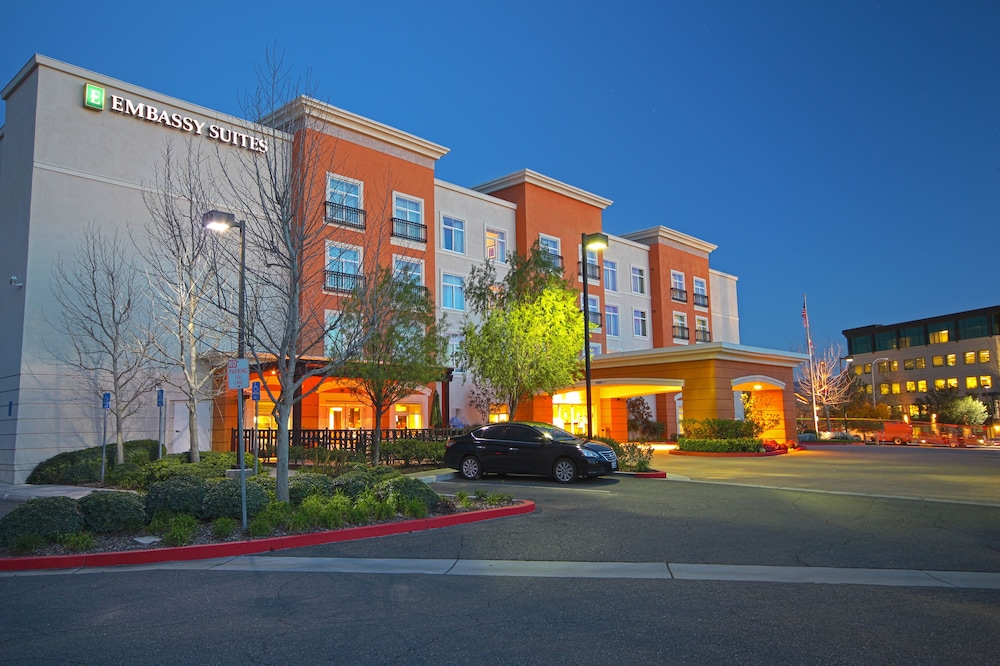 Embassy Suites by Hilton Valencia - photo 36