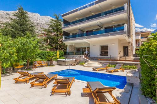 Luxury Seafront Villa Morska Villa with pool jacuzzi and sauna at the beach in center of Baska Voda — 4-Star Luxury Hotel in Baska Voda, Croatia