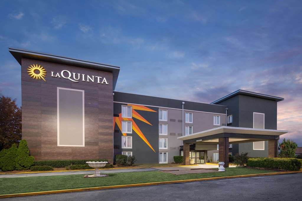 La Quinta Inn & Suites by Wyndham Atlanta Airport South - photo 4