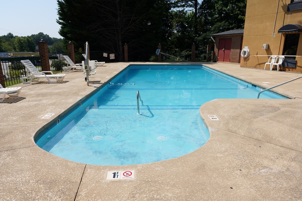 Columbus Inn and Suites - photo 19