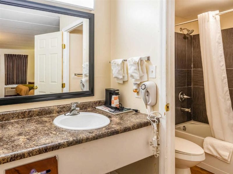 Econo Lodge Franklin Springboro - photo 24